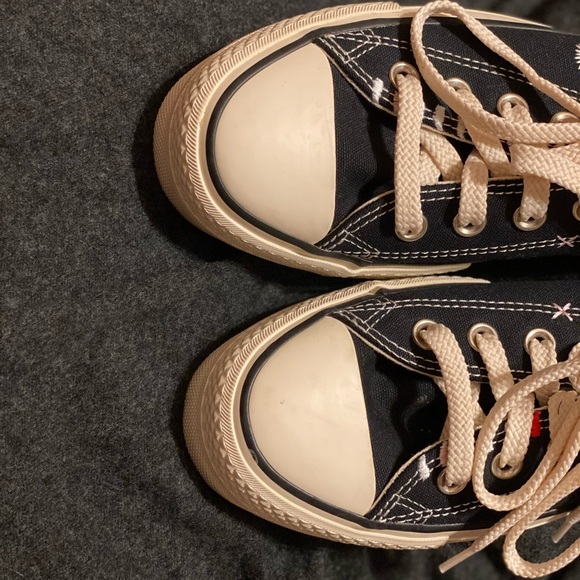 Converse All star platform daisy embroidered 7.5 new with out box. - Picture 7 of 7